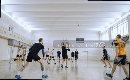 阿根廷球员带球突破,比分牌显示2-1。